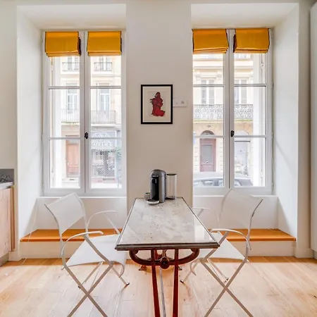Elegant Center Apartment